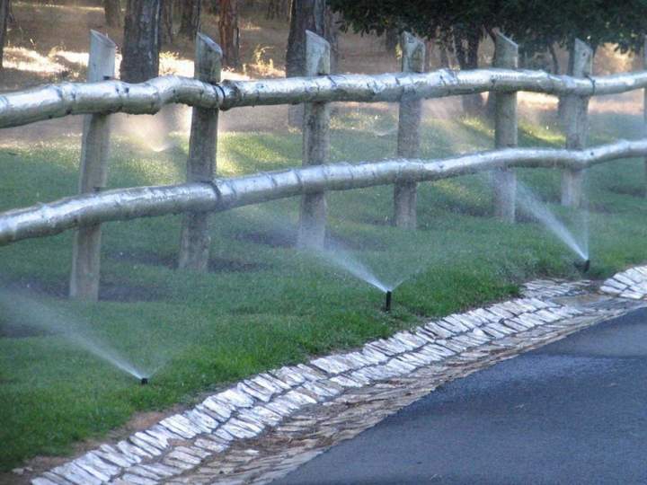 Système d'irrigation par aspersion pour pelouse Saint-Christophe-Vallon